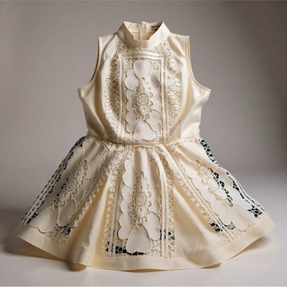 Size small white dress - Picture 3 of 4